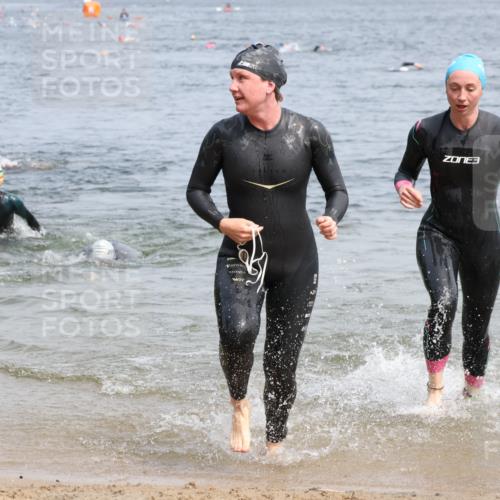 15.06.2025 - 27. Vierlanden-Triathlon Lena Gebhardt http://msf.ph/oto/8032660 15.06.2025 11:15:38 Schwimmen 881, 919, 927, 946, 960 meine-sportfotos.de