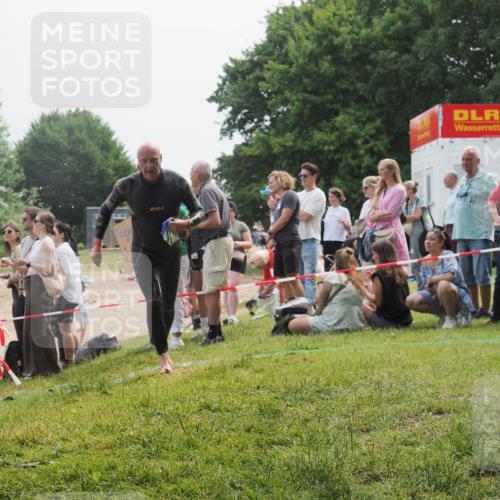 15.06.2025 - 27. Vierlanden-Triathlon KatJ http://msf.ph/oto/8032661 15.06.2025 11:13:47 Schwimmen 966 meine-sportfotos.de