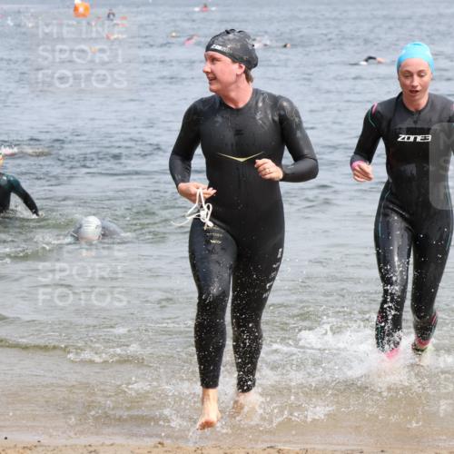 15.06.2025 - 27. Vierlanden-Triathlon Lena Gebhardt http://msf.ph/oto/8032663 15.06.2025 11:15:39 Schwimmen 881, 919, 927, 946, 960 meine-sportfotos.de