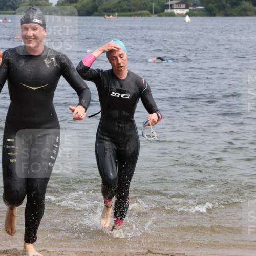 15.06.2025 - 27. Vierlanden-Triathlon Lena Gebhardt http://msf.ph/oto/8032666 15.06.2025 11:15:39 Schwimmen 881, 919, 927, 946, 960 meine-sportfotos.de
