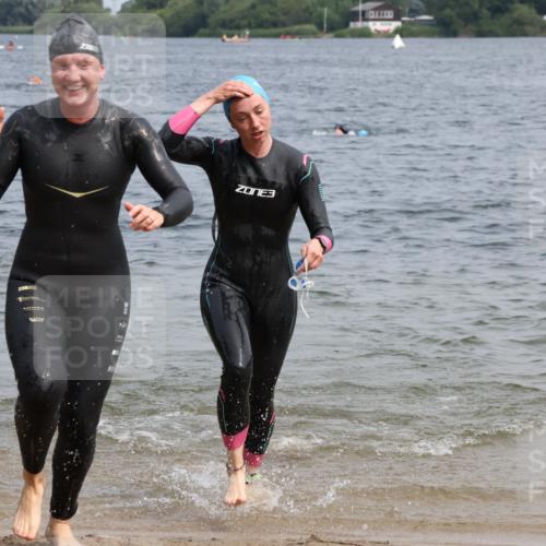 15.06.2025 - 27. Vierlanden-Triathlon Lena Gebhardt http://msf.ph/oto/8032670 15.06.2025 11:15:39 Schwimmen 881, 919, 927, 946, 960 meine-sportfotos.de