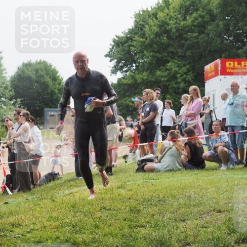 15.06.2025 - 27. Vierlanden-Triathlon KatJ http://msf.ph/oto/8032676 15.06.2025 11:13:48 Schwimmen 966 meine-sportfotos.de