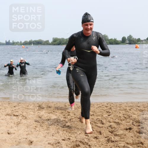15.06.2025 - 27. Vierlanden-Triathlon Lena Gebhardt http://msf.ph/oto/8032694 15.06.2025 11:15:41 Schwimmen 881, 919, 927, 946, 960 meine-sportfotos.de