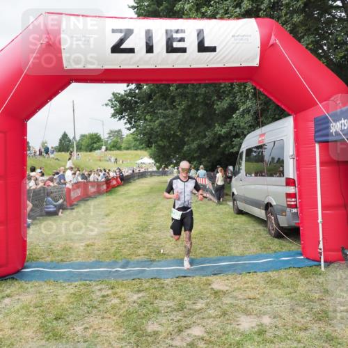 21.06.2025 - 27. Vierlanden-Triathlon MichiJ http://msf.ph/oto/8032695 15.06.2026 12:52:38 Ziel 735 meine-sportfotos.de