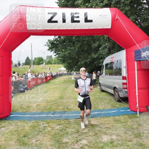 21.06.2025 - 27. Vierlanden-Triathlon MichiJ http://msf.ph/oto/8032714 15.06.2026 12:52:39 Ziel 735 meine-sportfotos.de
