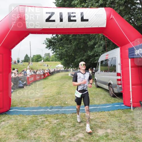 21.06.2025 - 27. Vierlanden-Triathlon MichiJ http://msf.ph/oto/8032716 15.06.2026 12:52:39 Ziel 735 meine-sportfotos.de