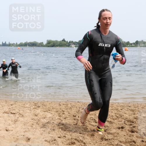 15.06.2025 - 27. Vierlanden-Triathlon Lena Gebhardt http://msf.ph/oto/8032717 15.06.2025 11:15:42 Schwimmen 881, 919, 927, 946, 960 meine-sportfotos.de