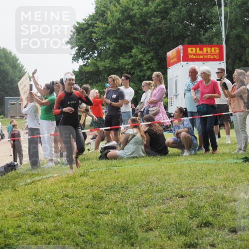 15.06.2025 - 27. Vierlanden-Triathlon KatJ http://msf.ph/oto/8032719 15.06.2025 11:14:04 Schwimmen 800, 920 meine-sportfotos.de