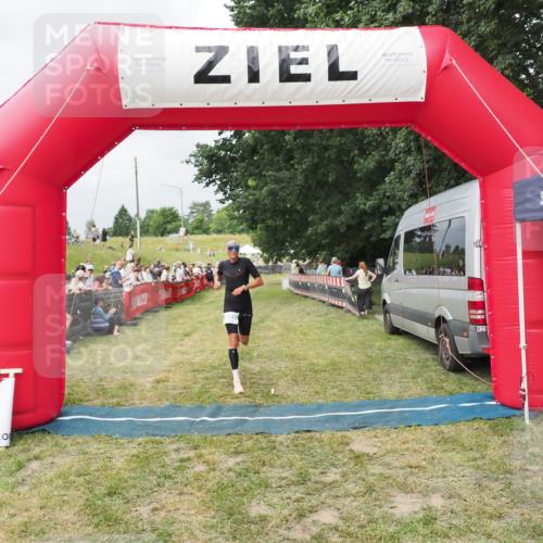 21.06.2025 - 27. Vierlanden-Triathlon MichiJ http://msf.ph/oto/8032720 15.06.2026 12:53:02 Ziel 822 meine-sportfotos.de