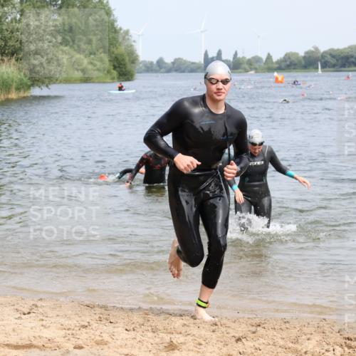 15.06.2025 - 27. Vierlanden-Triathlon Lena Gebhardt http://msf.ph/oto/8032721 15.06.2025 11:15:42 Schwimmen 881, 919, 927, 946, 960 meine-sportfotos.de