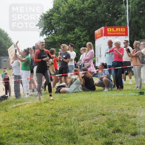 15.06.2025 - 27. Vierlanden-Triathlon KatJ http://msf.ph/oto/8032725 15.06.2025 11:14:04 Schwimmen 800, 920 meine-sportfotos.de