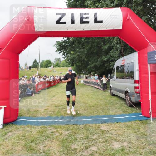 21.06.2025 - 27. Vierlanden-Triathlon MichiJ http://msf.ph/oto/8032726 15.06.2026 12:53:03 Ziel 822 meine-sportfotos.de