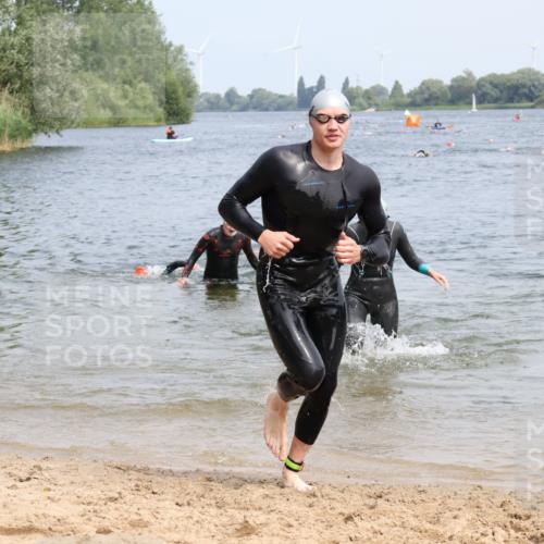 15.06.2025 - 27. Vierlanden-Triathlon Lena Gebhardt http://msf.ph/oto/8032727 15.06.2025 11:15:42 Schwimmen 881, 919, 927, 946, 960 meine-sportfotos.de