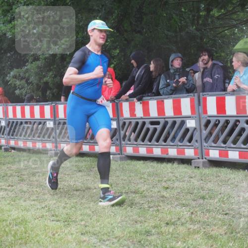 21.06.2025 - 27. Vierlanden-Triathlon KatJ http://msf.ph/oto/8032730 15.06.2025 13:43:32 Ziel 144 meine-sportfotos.de