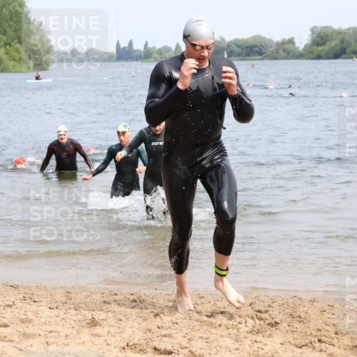 15.06.2025 - 27. Vierlanden-Triathlon Lena Gebhardt http://msf.ph/oto/8032737 15.06.2025 11:15:43 Schwimmen 881, 919, 927, 946, 951, 960 meine-sportfotos.de
