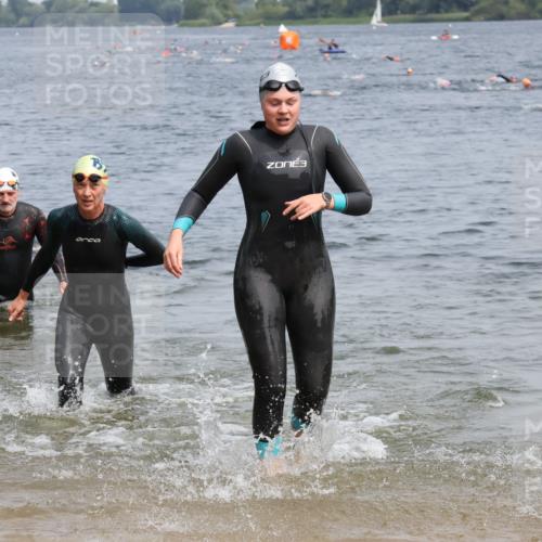 15.06.2025 - 27. Vierlanden-Triathlon Lena Gebhardt http://msf.ph/oto/8032742 15.06.2025 11:15:44 Schwimmen 881, 919, 927, 946, 951, 960 meine-sportfotos.de