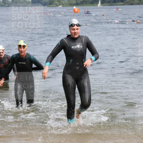 15.06.2025 - 27. Vierlanden-Triathlon Lena Gebhardt http://msf.ph/oto/8032748 15.06.2025 11:15:44 Schwimmen 881, 919, 927, 946, 951, 960 meine-sportfotos.de