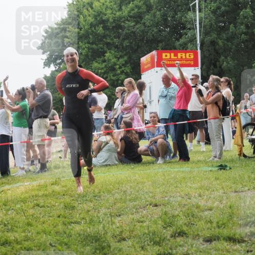 15.06.2025 - 27. Vierlanden-Triathlon KatJ http://msf.ph/oto/8032751 15.06.2025 11:14:05 Schwimmen 800, 904, 920 meine-sportfotos.de