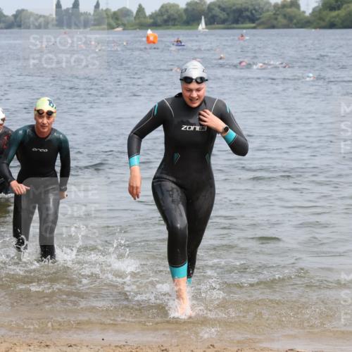 15.06.2025 - 27. Vierlanden-Triathlon Lena Gebhardt http://msf.ph/oto/8032752 15.06.2025 11:15:45 Schwimmen 881, 919, 927, 946, 951, 960 meine-sportfotos.de