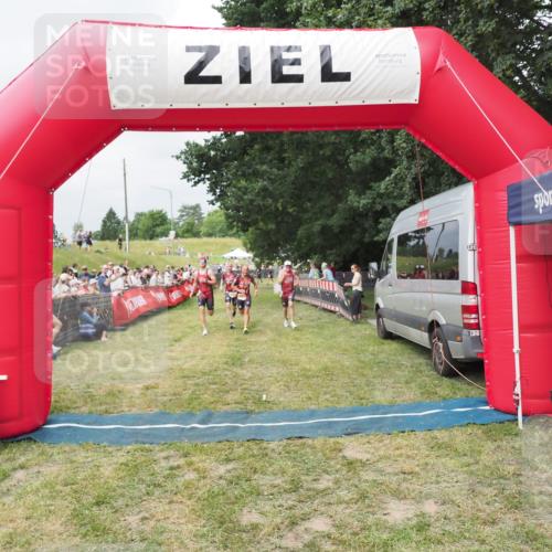 21.06.2025 - 27. Vierlanden-Triathlon MichiJ http://msf.ph/oto/8032753 15.06.2026 12:53:14 Ziel 989, 991, 992, 993 meine-sportfotos.de