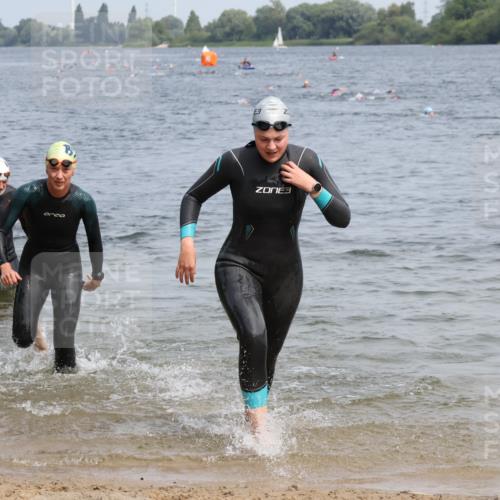 15.06.2025 - 27. Vierlanden-Triathlon Lena Gebhardt http://msf.ph/oto/8032756 15.06.2025 11:15:45 Schwimmen 881, 919, 927, 946, 951, 960 meine-sportfotos.de