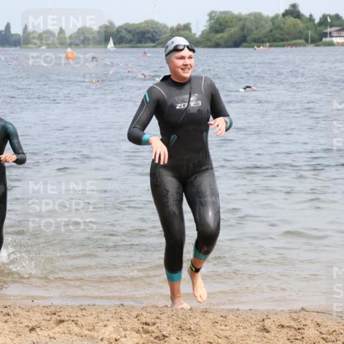 15.06.2025 - 27. Vierlanden-Triathlon Lena Gebhardt http://msf.ph/oto/8032761 15.06.2025 11:15:46 Schwimmen 881, 919, 927, 946, 951, 960, 963 meine-sportfotos.de