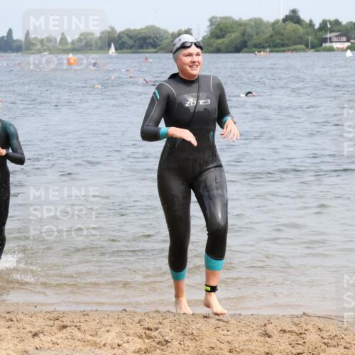 15.06.2025 - 27. Vierlanden-Triathlon Lena Gebhardt http://msf.ph/oto/8032766 15.06.2025 11:15:46 Schwimmen 881, 919, 927, 946, 951, 960, 963 meine-sportfotos.de