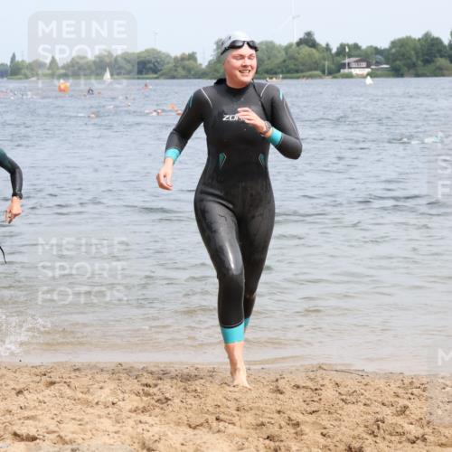 15.06.2025 - 27. Vierlanden-Triathlon Lena Gebhardt http://msf.ph/oto/8032770 15.06.2025 11:15:46 Schwimmen 881, 919, 927, 946, 951, 960, 963 meine-sportfotos.de