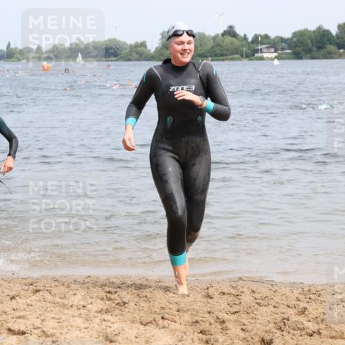 15.06.2025 - 27. Vierlanden-Triathlon Lena Gebhardt http://msf.ph/oto/8032773 15.06.2025 11:15:47 Schwimmen 881, 919, 927, 946, 951, 960, 963 meine-sportfotos.de