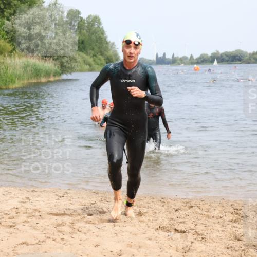 15.06.2025 - 27. Vierlanden-Triathlon Lena Gebhardt http://msf.ph/oto/8032787 15.06.2025 11:15:48 Schwimmen 881, 919, 927, 946, 951, 960, 963 meine-sportfotos.de