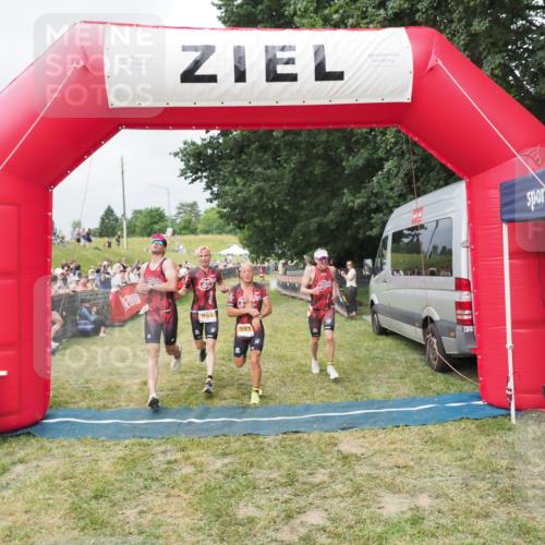 21.06.2025 - 27. Vierlanden-Triathlon MichiJ http://msf.ph/oto/8032800 15.06.2026 12:53:16 Ziel 989, 991, 992, 993 meine-sportfotos.de