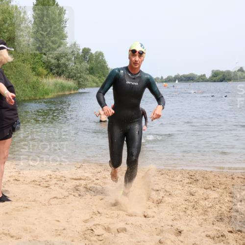 15.06.2025 - 27. Vierlanden-Triathlon Lena Gebhardt http://msf.ph/oto/8032803 15.06.2025 11:15:49 Schwimmen 881, 919, 927, 946, 951, 960, 963 meine-sportfotos.de