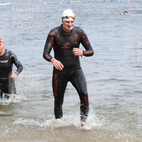 15.06.2025 - 27. Vierlanden-Triathlon Lena Gebhardt http://msf.ph/oto/8032822 15.06.2025 11:15:50 Schwimmen 881, 919, 946, 951, 960, 963 meine-sportfotos.de