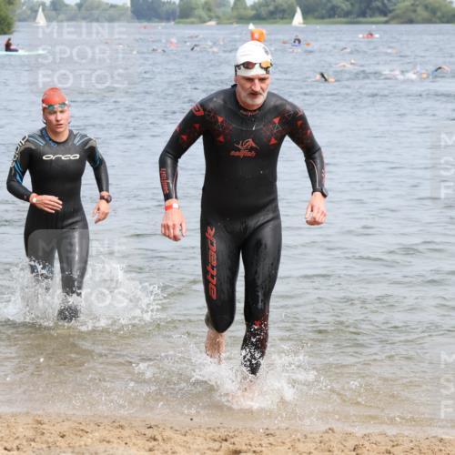 15.06.2025 - 27. Vierlanden-Triathlon Lena Gebhardt http://msf.ph/oto/8032828 15.06.2025 11:15:52 Schwimmen 919, 946, 951, 960, 963 meine-sportfotos.de
