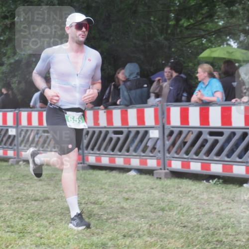 21.06.2025 - 27. Vierlanden-Triathlon KatJ http://msf.ph/oto/8032840 15.06.2025 13:43:57 Ziel 655 meine-sportfotos.de