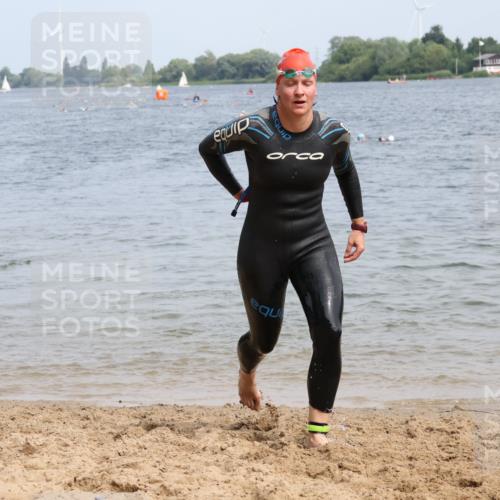 15.06.2025 - 27. Vierlanden-Triathlon Lena Gebhardt http://msf.ph/oto/8032853 15.06.2025 11:15:55 Schwimmen 792, 919, 946, 951, 963 meine-sportfotos.de