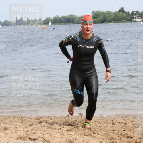 15.06.2025 - 27. Vierlanden-Triathlon Lena Gebhardt http://msf.ph/oto/8032858 15.06.2025 11:15:55 Schwimmen 792, 919, 946, 951, 963 meine-sportfotos.de