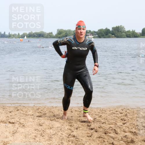 15.06.2025 - 27. Vierlanden-Triathlon Lena Gebhardt http://msf.ph/oto/8032863 15.06.2025 11:15:55 Schwimmen 792, 919, 946, 951, 963 meine-sportfotos.de