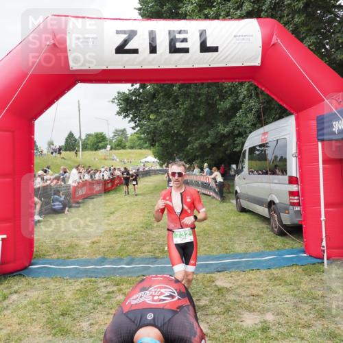21.06.2025 - 27. Vierlanden-Triathlon MichiJ http://msf.ph/oto/8032864 15.06.2026 12:53:24 Ziel 35, 732 meine-sportfotos.de
