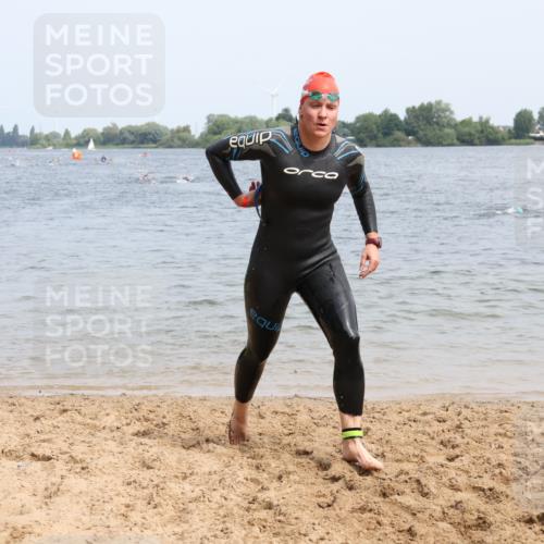 15.06.2025 - 27. Vierlanden-Triathlon Lena Gebhardt http://msf.ph/oto/8032871 15.06.2025 11:15:55 Schwimmen 792, 919, 946, 951, 963 meine-sportfotos.de