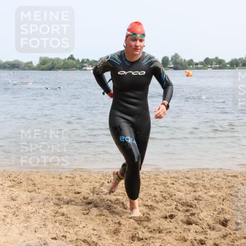 15.06.2025 - 27. Vierlanden-Triathlon Lena Gebhardt http://msf.ph/oto/8032874 15.06.2025 11:15:56 Schwimmen 792, 919, 946, 951, 963 meine-sportfotos.de