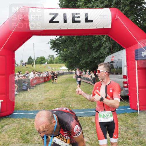 21.06.2025 - 27. Vierlanden-Triathlon MichiJ http://msf.ph/oto/8032876 15.06.2026 12:53:25 Ziel 35, 732 meine-sportfotos.de
