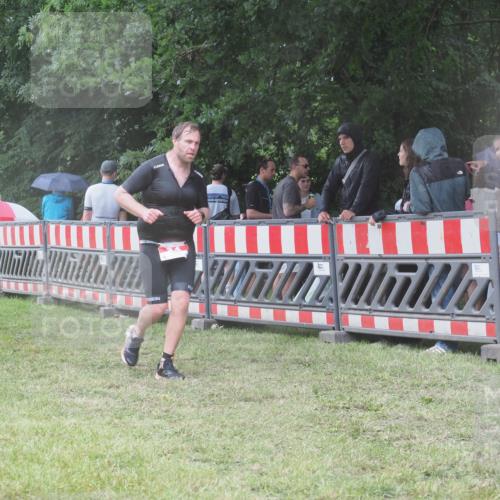 21.06.2025 - 27. Vierlanden-Triathlon KatJ http://msf.ph/oto/8032880 15.06.2025 13:44:06 Ziel 34, 1142 meine-sportfotos.de