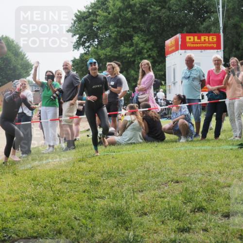 15.06.2025 - 27. Vierlanden-Triathlon KatJ http://msf.ph/oto/8032886 15.06.2025 11:14:14 Schwimmen 800, 804, 904, 920, 952, 962 meine-sportfotos.de