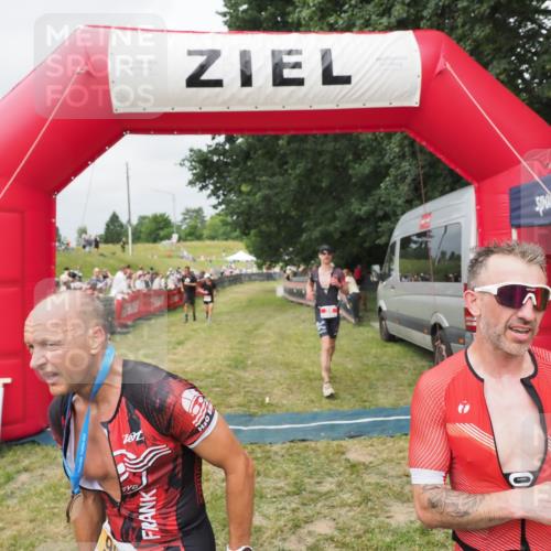 21.06.2025 - 27. Vierlanden-Triathlon MichiJ http://msf.ph/oto/8032894 15.06.2026 12:53:26 Ziel 35, 234, 732 meine-sportfotos.de