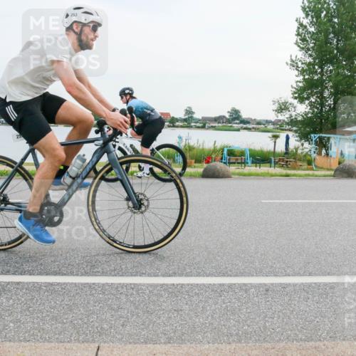 15.06.2025 - 27. Vierlanden-Triathlon H.Heesch http://msf.ph/oto/8032896 15.06.2025 10:40:43 Radfahren 9, 253 meine-sportfotos.de