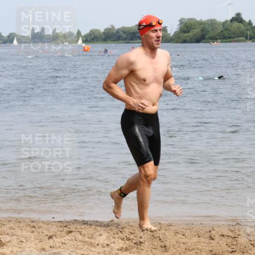 15.06.2025 - 27. Vierlanden-Triathlon Lena Gebhardt http://msf.ph/oto/8032898 15.06.2025 11:16:01 Schwimmen 792, 951, 963 meine-sportfotos.de