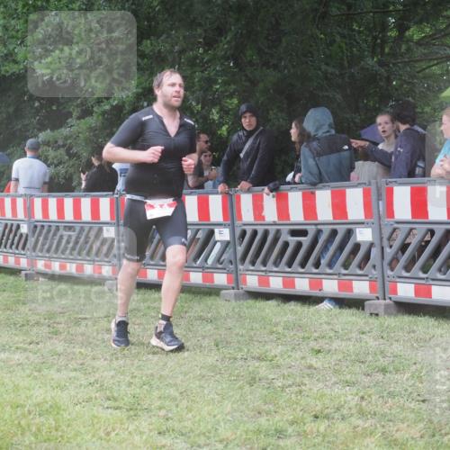 21.06.2025 - 27. Vierlanden-Triathlon KatJ http://msf.ph/oto/8032901 15.06.2025 13:44:06 Ziel 34, 1142 meine-sportfotos.de