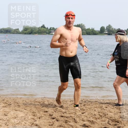 15.06.2025 - 27. Vierlanden-Triathlon Lena Gebhardt http://msf.ph/oto/8032905 15.06.2025 11:16:02 Schwimmen 792, 951, 963 meine-sportfotos.de