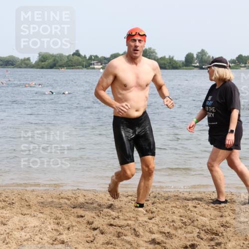 15.06.2025 - 27. Vierlanden-Triathlon Lena Gebhardt http://msf.ph/oto/8032909 15.06.2025 11:16:02 Schwimmen 792, 951, 963 meine-sportfotos.de